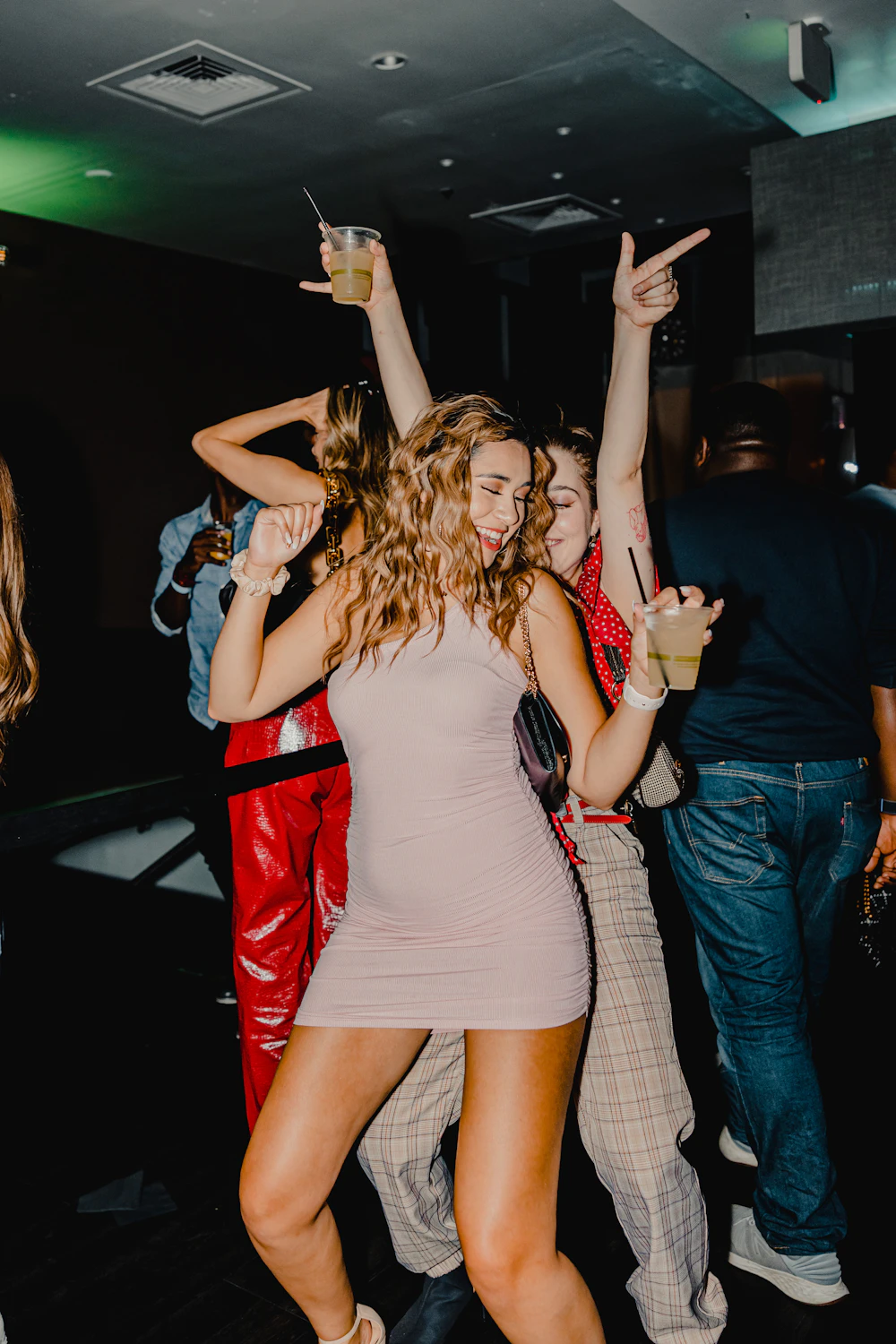 Convidados a dançar numa festa