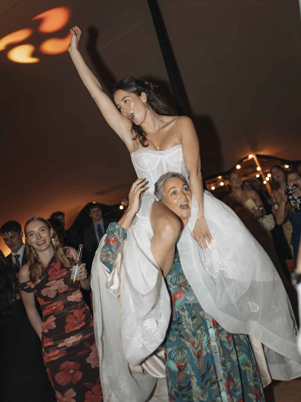 Noiva levantada pelos convidados na pista de dança